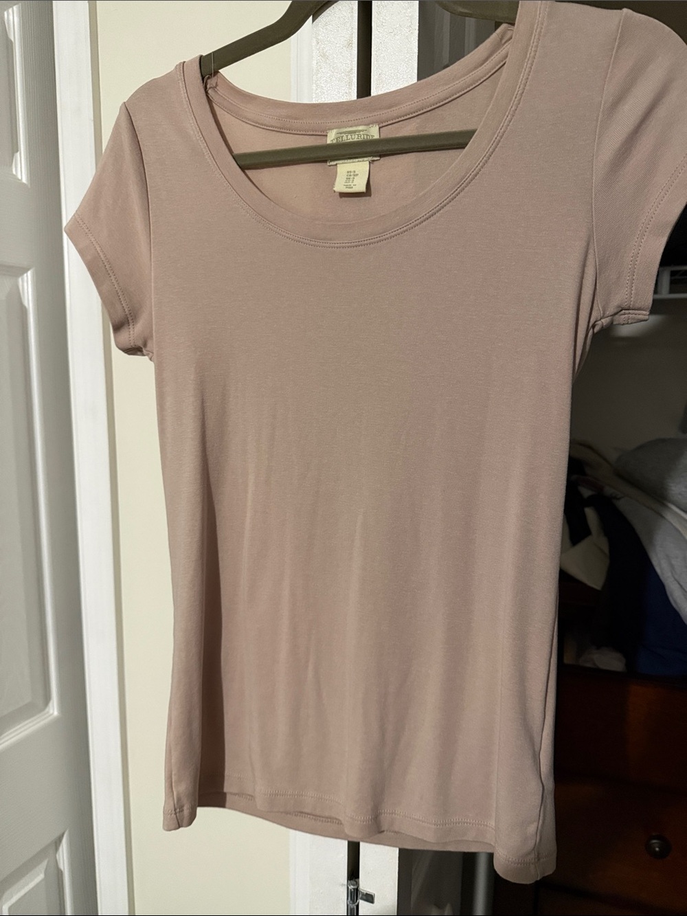 Women’s Scoop Neck Tee in Dusty brownby Unknown Brand